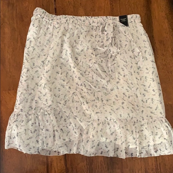 CLOSETCLEANOUT NWT Abercrombie & Fitch White Ruffle Skirt - Picture 2 of 8